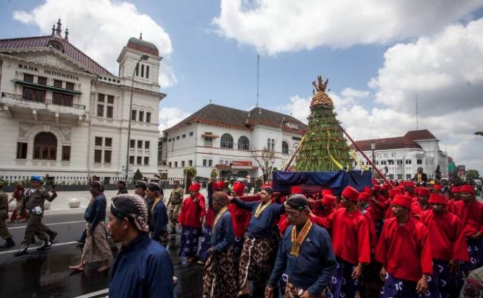 Festival Sekaten (Yogyakarta) Foto Antara - Festival Budaya di Indonesia, 1. Dieng Culture Festival, 2. Festival Jazz Gunung, 3. Yogyakarta Gamelan Festival, 4. Festival Lembah Baliem (Papua), 5. Festival Pacu Jawi (Sumatera Barat), 6. Festival Danau Toba (Sumatera Utara), 7. Festival Rambu Solo (Sulawesi Selatan), 8. Festival Karapan Sapi (Jawa Timur), 9. Festival Sekaten (Yogyakarta), 10. Festival Cap Go Meh (Kalimantan Barat), 11. Festival Erau Kertanegara (Kalimantan Timur), 12. Festival Likurai Timor-Belu (Nusa Tenggara Timur), 13. Festival Lombat Batu di Nias, 14. Pekan Batik Nusantara di Pekalongan, 15. Festival Ogoh-Ogoh di Bali, 16. Gandrung Sewu di Banyuwangi, 17. Festival Danau Sentani di Jayapura