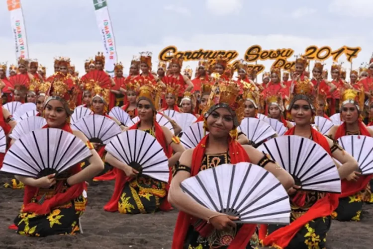 Gandrung Sewu di Banyuwangi via RRI - Festival Budaya di Indonesia, 1. Dieng Culture Festival, 2. Festival Jazz Gunung, 3. Yogyakarta Gamelan Festival, 4. Festival Lembah Baliem (Papua), 5. Festival Pacu Jawi (Sumatera Barat), 6. Festival Danau Toba (Sumatera Utara), 7. Festival Rambu Solo (Sulawesi Selatan), 8. Festival Karapan Sapi (Jawa Timur), 9. Festival Sekaten (Yogyakarta), 10. Festival Cap Go Meh (Kalimantan Barat), 11. Festival Erau Kertanegara (Kalimantan Timur), 12. Festival Likurai Timor-Belu (Nusa Tenggara Timur), 13. Festival Lombat Batu di Nias, 14. Pekan Batik Nusantara di Pekalongan, 15. Festival Ogoh-Ogoh di Bali, 16. Gandrung Sewu di Banyuwangi, 17. Festival Danau Sentani di Jayapura