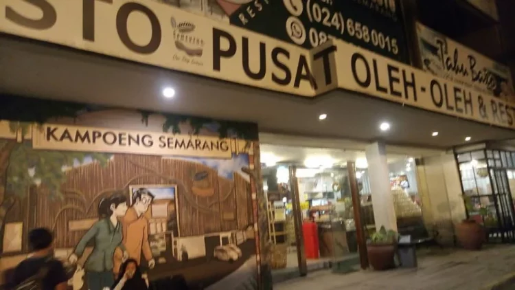 Kampoeng Semarang via Instagram.com @ilarizky - 12 Tempat Belanja di Semarang Populer & Ikonik, Wajib Dikunjungi, 1. Cargo Factory Outlet, 2. De Kosmo Factory Outlet, 3. NIKE Warehouse Center, 4. Pasar Johar, 5. Paragon Mall, 6. Kampung Batik, 7. Pasar Seni Kota Lama, 8. Kampoeng Semarang, 9. Pasar Semawis, 10. Pasar Gang Baru, 11. Kawasan Simpang Lima, 12. Fani House