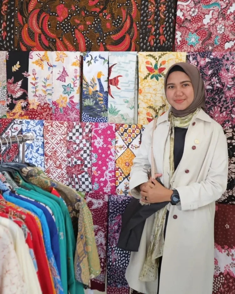 Kampung Batik via Instagram.com @ami_thaytami - 12 Tempat Belanja di Semarang Populer & Ikonik, Wajib Dikunjungi, 1. Cargo Factory Outlet, 2. De Kosmo Factory Outlet, 3. NIKE Warehouse Center, 4. Pasar Johar, 5. Paragon Mall, 6. Kampung Batik, 7. Pasar Seni Kota Lama, 8. Kampoeng Semarang, 9. Pasar Semawis, 10. Pasar Gang Baru, 11. Kawasan Simpang Lima, 12. Fani House