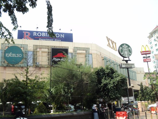 Kawasan Simpang Lima - 12 Tempat Belanja di Semarang Populer & Ikonik, Wajib Dikunjungi, 1. Cargo Factory Outlet, 2. De Kosmo Factory Outlet, 3. NIKE Warehouse Center, 4. Pasar Johar, 5. Paragon Mall, 6. Kampung Batik, 7. Pasar Seni Kota Lama, 8. Kampoeng Semarang, 9. Pasar Semawis, 10. Pasar Gang Baru, 11. Kawasan Simpang Lima, 12. Fani House
