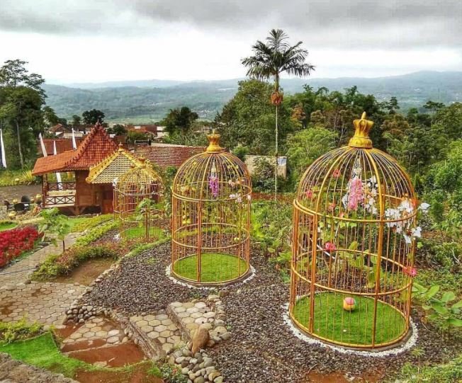 King_Garden_Bandungan_via instagram.com @wisatausa - tempat wisata di Bandungan, 1. Candi Gedong Songo, 2. New Bandungan Indah Waterpark and Family Resort, 3. Umbul Sidomukti, 4. Pondok Kopi Sidomukti, 5. Alun-alun Bandungan, 6. Vanaprastha Gedong Songo Park Perhutani, 7. Mawar CampGround, 8. Little Ranch, 9. Pasar Kembang Bandungan, 10. Gedong Pass, 11. King Garden Bandungan, 12. Legok Madu, 13. Taman Bunga Celosia, 14. I’AMpelgading Homeland, 15. Setiya Aji Flower Farm, 16. Ayana Gedong Songo, 17. Wisata Kampung Krisan Clapar, 18. Taman Bunga Gedong Songo, 19. Rumah Hobbit Ngasem Park, 20. Wisata Tandem Paralayang, 21. Susan Spa & Resort, 22. Pemancingan Bandungan, 23. Karaoke Bandungan, 24. Istana Kuliner – Wisata Kuliner Bandungan