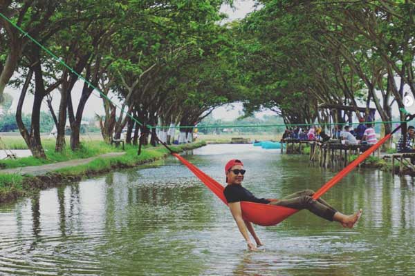 Main Ayunan di Sungai Bladon, Wisata Kali Bladon, Lokasi Kali Bladon Krayapan Brangsong, Harga Tiket Masuk Kali Bladon, Fasilitas dan Wahana di Kali Bladon Kendal, Tips Liburan