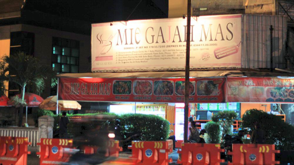 Mie Gajah Mas via Surakartagoid, 1. Warung Pecel Solo, 2. Srabi Notosuman, 3. Soto Gading, 4. Sambal Tumpang Pecel Bu Kis, 5. Cambuk Rambak Solo, 6. Tahok Pak Citro Pasar Gede, 7. Tengkleng Bu Edi di Pasar Klewer, 8. Selat Segar Mbak Lies, 9. Sate Buntel Mbok Galak, 10. Es Gempol Pleret Pak Suhar, 11. Tahu Kupat “SARI” Pak Brewok, 12. Nasi Liwet Wongso Lemu (Not Rekomended Netizen, Harga Mahal dan Rasa Biasa Saja), 13. Sate Kere Yu Rebi, 14. Gudeg Ceker Margoyudan Bu Kasno, 15. Wedangan Pendhopo, 16. Es Dawet Telasih Bu Dermi di Pasar Gede, 17. Timlo, 18. Rumah Makan Bale Padi, 19. Pecel nDeso Solo, 20. Roemahkoe Resto, 21. Galabo Solo, 22. Sup Matahari Solo, 23. Mie Gajah Mas, 24. Ayam Tulang Dewa Cemara Dua di Solo Square, 25. Toko Roti Orion, 26. Selat Solo Mekar Sari, 27. Harjo Bestik, 28. Susu Shi Jack, 29. Sate Buntel Tambak Segaran, 30. Soto Seger Mbok Giyem Solo, 31. Selat viens Solo, 32. Tahu Kupat Sholihin ‘sido mampir’, 33. Torpedo Yu Rebi, 34. Es Krim Tentrem, 35. Pasar Malam Ngarsopuro, 36. Oh La Vita