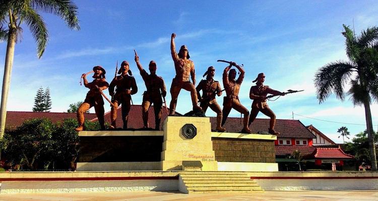 Monumen PETA, 1. Kampung Coklat, 2. Taman Kebon Rojo, 3. Pantai Tambakrejo, 4. Pantai Pangi, 5. Perkebunan Teh Sirah Kencong, 6. Pantai Serang, 7. Blitar Park, 8. Petilasan Rambut Monte, 9. Candi Penataran, 10. Pantai Peh Pulo, 11. Goa Embultuk, 12. Candi Gambar Wetan, 13. Situs Arca Warak, 14. Candi Kotes, 15. Candi Sawentar, 16. Makam Bung Karno, 17. Istana Gebang, 18. Water Park Sumberudel, 19. Desa Wisata Semen, 20. Wisata Sejarah Monumen Trisula, 21. Penangkaran Rusa Maliran, 22. Agrowisata Karangsari Blitar, 23. Gunung Butak, 24. Pantai Gondo Mayit, 25. Air Terjun Coban Wilis, 26. Air Terjun Sirah Kencong, 27. Air Terjun Grenjeng, 28. Air Terjun Jurug Bening , 29. Objek Wisata Alam Pacuh, 30. Pantai Umbul Waru, 31. Curug dan Kedung Badrun, 32. Air Terjun Lawean, 33. Pantai Jolosutro, 34. Arung Jeram Soko Adventure Blitar, 35. Goa Maria Sendang Rejo, 36. Gardu Pandang Perkebunan Gambar, 37. Omah Djadoel, 38. Gunung Kelud, 39. Air Terjun Kedung Entong, 40.  Air Terjun Tirto Galuh, 41. Taman Jurug Goa Luweng Prodo, 42. Bukit Teletubies Blitar, 43. Hutan Pinus Gogoniti, 44. Kampung Afrika Blitar, 45. Gunung Butak, 46. Pantai Pasur, 47. Pantai Serit, 48. Monumen PETA, 49. Wisata Alam Paco, 50. Bendungan Serut, 51. Arca Gamprang, 52. Candi Simping, 53. Jurug Moncar, 54. Candi Mleri, 55. Candi Kalicilik, 56. Alun-alun Blitar, 57. Blitar Green Park, 58. Taman Pecut, 59. Fish Garden Blitar, 60. Kaloka Lodoyo, 61. Pemandian Sumur Amber Kandangan, 62. Bendungan Wlingi Raya, 63. Taman Idaman Hati Wlingi Blitar, 64. Villa Puncak Pesanggrahan Tambakrejo