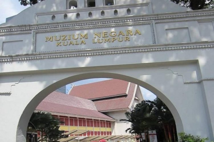 Museum Negara Malaysia via Allinmalaysia, 1. Museum Kesenian Islam Malaysia, 2. Kuala Lumpur City Gallery, 3. Menara Kembar Petronas Malaysia, 4. Pusat Kota Kuala Lumpur (KLCC), 5. Bukit Bintang Walkway Malaysia (The Golden Triangle), 6. Jembatan Putrajaya Malaysia, 7. Taman Burung Kuala Lumpur, 8. Kuala Lumpur Convention Center, 9. Menara Kuala Lumpur (KL Tower), 10. Jalan Alor Malaysia, 11. National Mosque Malaysia (Masjid Negara), 12. Aquaria KLCC, 13. Sri Mahamariamman Malaysia, 14. Sultan Abdul Samad Building Malaysia, 15. Dataran Merdeka atau Merdeka Square Malaysia, 16. Berjaya Times Square Theme Park, 17. Masjid Jamek Malaysia, 18. Chinatown Kuala Lumpur, 19. Istana Negara Malaysia, 20. Berjaya Time Square Theme Park, 21. Batu Caves, 22. Lake Gardens (Taman Tasik Perdana), 23. Kuil Thean Hou, 24. Rumah Penghulu Abu Seman, 25. Lake Symphony – Kuala Lumpur, 26. Little India – Kuala Lumpur, 27. Railway Station and Administration Building, 28. District 21 Kuala Lumpur, 29. Petrosains Discovery Centre, 30. Kuala Lumpur National Zoo & Aquarium, 31. Wisata Religi Masjid Putrajaya, 32. Sunway Lagoon Theme Park, 33. Kuala Lumpur Forest Eco Park, 34. Istana Budaya, 35. Jalan Alor, 36. Pusat Sains Negara, 36. i-City Shah Alam, 37. Bukit Tabur, 38. Skytrex Adventure, 39. National Textile Museum, 40. Sin Sze Ya Temple, 42. Royal Malaysian Police Museum, 43. Kuala Lumpur Butterfly Park, 44. Pasar Seni, 45. Suria KLCC, 46. Taman Botani Perdana, 47. Genting Highlands, 48. Museum Negara Malaysia, 49. Taman KLCC, 50. Tugu Negara, 51. Bukit Nanas, 52. Planetarium Negara, 53. Istana Negara Kuala Lumpur, 54. Menara KL118, 55. Titiwangsa Lake Gardens, 56. Petronas Gallery, 57. KL Tower Mini Zoo, 58. KidZania Kuala Lumpur