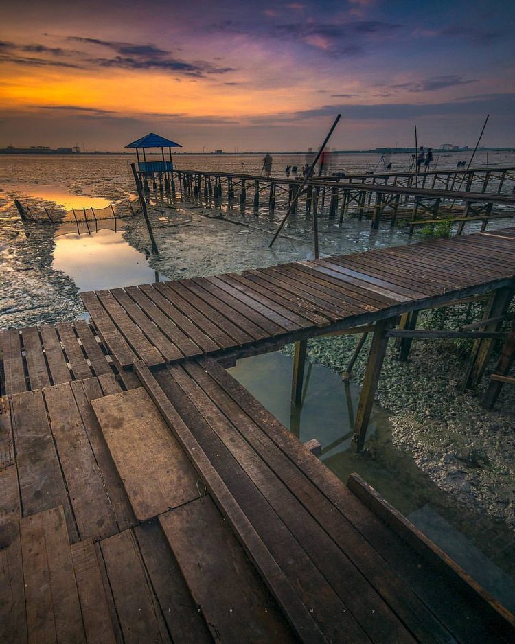 Pantai Karang Kering, 1. Pulau Bawean, 2. Pulau Noko, 3. Pantai Pulau Cina, 4. Pulau Noko Selayar, 5. Pantai Delegan, 6. Pantai Sukaoneng, 7. Pantai Ria, 8. Pantai Kuburan Panjang, 9. Pantai Labuhan, 10. Pantai Terosan, 11. Pantai Mayangkara, 12. Bukit Kapur Sekapuk, 13. Gunung Surowiti, 14. Air Terjun Laccar, 15. Air Terjun Patar Selamat, 16. Gua Gelang Agung, 17. Air Terjun Putri, 18. Telaga Ngipik, 19. Dynasty Water World, 20. Gua Giri Gajah, 21. Prasasti Gosari, 22. Masjid Agung Gresik, 23. Sendang Banyu Biru Lowayu, 24. Tempat Petilasan Sunan Kalijaga, 25. Tempat Wisata Adenium, 26. Hutan Mangrove Ujungpangkah, 27. Air Terjun Murtalaya, 28. Gua Langsih, 29. Danau Kastoba, 30. Bukit Jamur, 31. Bukit Kapur Suci, 32. Bukit Larangan, 33. Bukit Awan Waterpark, 34. Museum Sunan Giri, 35. Pemandian Air Panas Sangkapura, 36. Bendungan Gerak Sembayat, 37. Tanjung Gaang, 37. Penangkaran Rusa, 39. Kota Lama Gresik, 40. Kampung Kemasan Gresik, 41. Klenteng Kim Hin Kiong, 42. Situs Giri Kedaton & Makam Raden Supeno, 43. Makam Sunan Maulana Malik Ibrahim, 44. Bukit Bintang Gresik, 45. Alun Alun Gresik, 46. Wahana Ekspresi Poesponegoro, 47. Top View, 48. Lembing Kopeng, 49. Telaga Pegat, 50. Wisata Petik Buah Naga, 51. Pulau Mengare, 52. Makam Siti Fatimah, 53. Masjid KH Ahmad Dahlan, 54. Pantai Karang Kering, 55. Pulau Gili, 56. Makam Sunan Prapen, 57. Pantai Mombhul, 58. Mercusuar Dusun Bom Bawean, 1. Nasi Krawu Gresik, 2. Warung Apung Rahmawati, 3. Pucoki House, 4. Dynasty Resto and Cafe, 5. Veranda Cafe and Pasta House Gresik