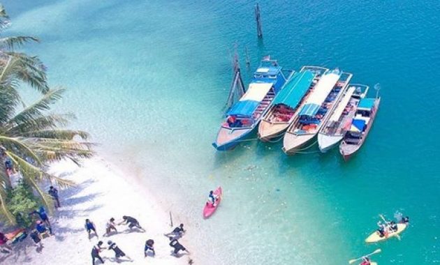 Pantai Pulau Abang, 1. Pantai Nongsa , 2. Pantai Sekilak, 3. Pantai Marina , 4. Pantai Melayu, 5. Pantai Payung, 6. Pantai VioVio , 7. Pantai Melur  , 8. Pantai Tanjung Pinggir, 9. Pantai Dangas Patam Lestari, 10. Pantai Elyora, 11. Pantai Mirota, 12. Pantai Palm Spring, 13. Pantai Reviola, 14. Pantai Setokok, 15. Pantai Pulau Abang, 16. Pantai Tanjung Bemban, 17. Ocarina Coastarina