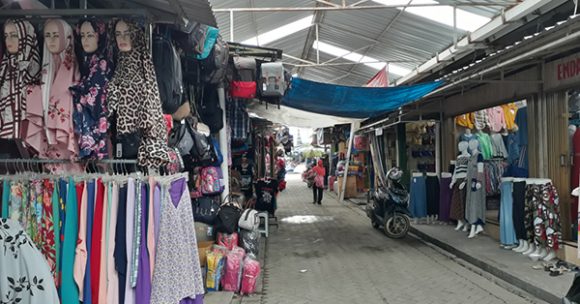 Pasar Johar via Shutterstock, 1. Cargo Factory Outlet, 2. De Kosmo Factory Outlet, 3. NIKE Warehouse Center, 4. Pasar Johar, 5. Paragon Mall, 6. Kampung Batik, 7. Pasar Seni Kota Lama, 8. Kampoeng Semarang, 9. Pasar Semawis, 10. Pasar Gang Baru, 11. Kawasan Simpang Lima, 12. Fani House