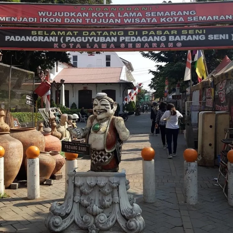 Pasar Seni Kota Lama via Instagram.com @meerahmi88 - 12 Tempat Belanja di Semarang Populer & Ikonik, Wajib Dikunjungi, 1. Cargo Factory Outlet, 2. De Kosmo Factory Outlet, 3. NIKE Warehouse Center, 4. Pasar Johar, 5. Paragon Mall, 6. Kampung Batik, 7. Pasar Seni Kota Lama, 8. Kampoeng Semarang, 9. Pasar Semawis, 10. Pasar Gang Baru, 11. Kawasan Simpang Lima, 12. Fani House