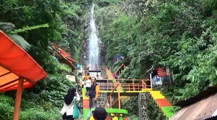 Pemandangan Air Terjun Tirtosari via nurrochmacom, Lokasi Air Terjun Tirtosari Magetan, Rute Menuju Lokasi, Pesona Wisata Air Terjun Tirtosari Sarangan, Harga Tiket Masuk Air Terjun Tirtosari, Jam Operasional Air Terjun Tirtosari, Fasilitas Air Terjun Tirtosari, Pesona Wisata Air Terjun Tirtosari, Tips Liburan