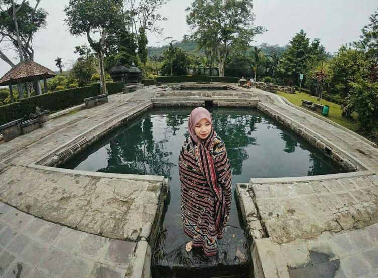 Pemandian Air Hangat Candi Umbul via Instagram.com @ratihsukmaresi, 1. Candi Borobudur, 2. Rafting di Sungai Progo Atas, 3. Alun-alun Kota Magelang, 4. Air Terjun Kedung Kayang, 5. Taman Kyai Langgeng, 6. Ketep Pass, 7. Air Terjun Sekar Langit, 8. Rumah Kamera, 9. Candi Mendut, 10. Candi Pawon, 11. Gunung Andong, 12. Candi Selogriyo, 13. Gunung Tidar, 14. Curug Grenjengan Kembar, 15. Punthuk Setumbu, 16. Trekking Gunung Merbabu, 17. Curug Silawe, 18. Pemandian Air Hangat Candi Umbul, 19. Taman Badaan, 20. Museum Sudirman, 21. Pinusan Kragilan Magelang, 22. Candi Canggal, 23. Candi Ngawen, 24. Candi Lumbung, 25. Pemandian Kali Bening, 26. Air Terjun Kedung Kayangan, 27. Gardu Pandang Babadan, 28. Arung Jeram Kali Elo, 29. Telaga Bleder, 30. Gardu Pandang Bukit Barede, 31. Gardu Pandang Dlimas, 32. Gardu Pandang Mangli, 33. Sukmojoyo Hill, 34. Hutan Pinus Grenden, 35. Gereja Ayam di Dusun Gombong, 36. Punthuk Setumbu, 37. Kedung Sembrani, 38. Gunung Telomoyo, 39. Silancur Highland, 40. Bukit Grenden, 41. Curug Sigetik, 42. Puntuk Mangir Gunung Payung, 43. Bukit Rhema, 44. Hutan Pinus Wisata Mangli, 45. Jurang Jero, 46. OHD Museum, 47. Gunung Giyanti, 48. Curug Watu Ploso, 49. Klenteng Liong Hok Bio, 50. Curug Gleyor, 51. Punthuk Mongkrong, 52. Bukit Sleker, 53. Curug Lawang Kori, 54. Bukit kertojoyo, 55. Taman Ramadanu, 56. Puncak Seoloyo, 57. Taman Wisata Kopeng, 58. Bukit Gancik Selo Boyolali, 59. Gunung Sumbing, 60. Punthuk Kendil, 61. Bukit Harapan Cuntel, 62. Kebun Durian Candimulyo, 63. Jembatan Gantung Mangunsuko, 64. Air Terjun Goa Slandak, 65. Air Terjun Sumuran, 67. Museum Kapal Samudraraksa, 68. Karesidenan Kedu, 69. New Selo, 70. Taman Dewari, 71. Desa Wisata Candirejo, 72. Svargabumi Borobudur, 73. Awang-awang Telomoyo, 74. Ladon Little Island, 75. Candi Retno, 76. Wisata Petik Salak Gapoktan Ngudi Luhur, 77. Pesona Cempurung, 78. Gardu Pandang Cepogo, 79. Taman Garempong Bringin Kulon, 80. Sendang Mudal, 81. Curug Dlimas, 82. Museum Diponegoro, 83. Curug Sikencling, 84. Sendang Maren, 85. Citraelo Rafting, 86. Desa Wisata Ngawen, 87. Wisata Kulon Ndeso, 88. Taman Bunga Matahari, 89. Taman Hanya Untukmu, 90. Junkyard Autopark & Cafe, 91. Balkondes Ngadiharjo, 92. Banyuroto, 93. Bukit Dagi, 94. Jembatan Gantung Srowol, 95. Candi Asu, 96. Persawahan Permitan, 97. Bakorwil II Magelang, 98. Kebun Bibit Senopati