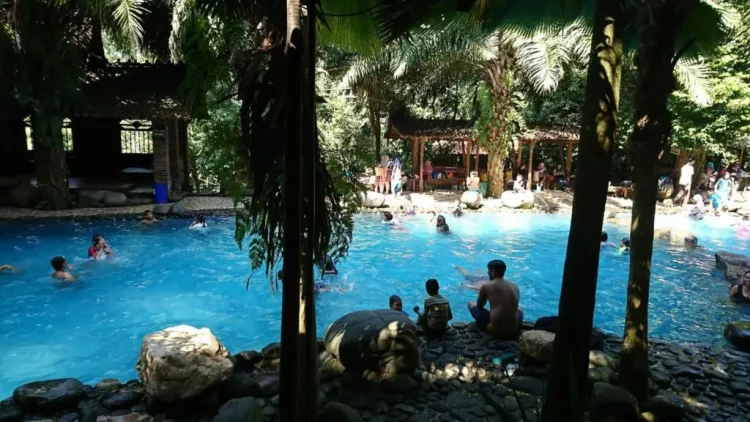 Pengunjung Tengah Menikmati Segarnya Kolam yang Jernih Banget via Google Maps @Mas Beek, Informasi Umum, Rute Menuju Lokasi, Harga Tiket Masuk Watu Gunung Ungaran, Jam Buka Watu Gunung, Fasilitas, Danau yang dikelilingi oleh pondok Joglo, Bangunan Joglo di Pinggir Kolam, Air Terjun di Obyek Wisata Watu Gunung, Pesona Alam Di Watu Gunung Ungaran, Fasilitas Lain