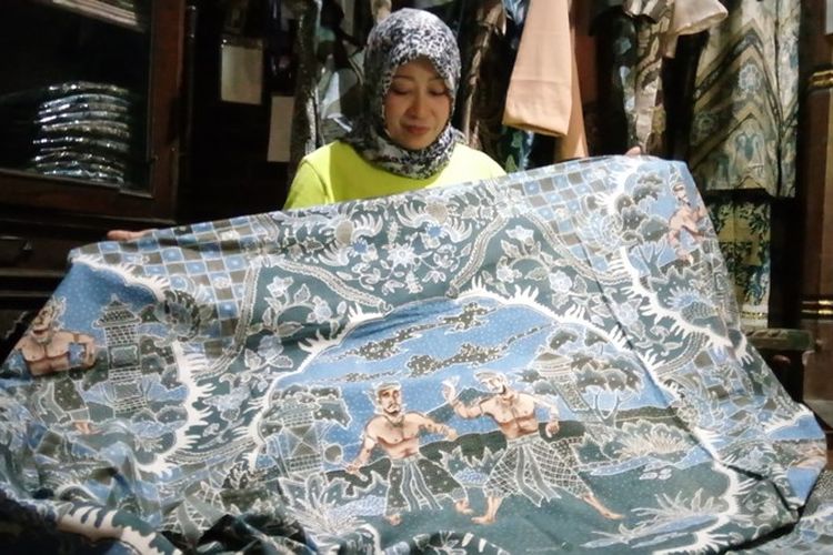 Perajin batik, Zalzilah menunjukkan koleksi batik yang dibuat dengan warna alam asli Kampung Malon motif Legenda. (Vedyana Ardyansah ayosemarang.com), Informasi Umum, Melihat Proses Pembuatan Batik, Merasakan Kembali Keceriaan Yang Hampir Punah, Akhir Kata