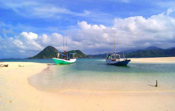 Pulau Gili, 1. Pulau Bawean, 2. Pulau Noko, 3. Pantai Pulau Cina, 4. Pulau Noko Selayar, 5. Pantai Delegan, 6. Pantai Sukaoneng, 7. Pantai Ria, 8. Pantai Kuburan Panjang, 9. Pantai Labuhan, 10. Pantai Terosan, 11. Pantai Mayangkara, 12. Bukit Kapur Sekapuk, 13. Gunung Surowiti, 14. Air Terjun Laccar, 15. Air Terjun Patar Selamat, 16. Gua Gelang Agung, 17. Air Terjun Putri, 18. Telaga Ngipik, 19. Dynasty Water World, 20. Gua Giri Gajah, 21. Prasasti Gosari, 22. Masjid Agung Gresik, 23. Sendang Banyu Biru Lowayu, 24. Tempat Petilasan Sunan Kalijaga, 25. Tempat Wisata Adenium, 26. Hutan Mangrove Ujungpangkah, 27. Air Terjun Murtalaya, 28. Gua Langsih, 29. Danau Kastoba, 30. Bukit Jamur, 31. Bukit Kapur Suci, 32. Bukit Larangan, 33. Bukit Awan Waterpark, 34. Museum Sunan Giri, 35. Pemandian Air Panas Sangkapura, 36. Bendungan Gerak Sembayat, 37. Tanjung Gaang, 37. Penangkaran Rusa, 39. Kota Lama Gresik, 40. Kampung Kemasan Gresik, 41. Klenteng Kim Hin Kiong, 42. Situs Giri Kedaton & Makam Raden Supeno, 43. Makam Sunan Maulana Malik Ibrahim, 44. Bukit Bintang Gresik, 45. Alun Alun Gresik, 46. Wahana Ekspresi Poesponegoro, 47. Top View, 48. Lembing Kopeng, 49. Telaga Pegat, 50. Wisata Petik Buah Naga, 51. Pulau Mengare, 52. Makam Siti Fatimah, 53. Masjid KH Ahmad Dahlan, 54. Pantai Karang Kering, 55. Pulau Gili, 56. Makam Sunan Prapen, 57. Pantai Mombhul, 58. Mercusuar Dusun Bom Bawean, 1. Nasi Krawu Gresik, 2. Warung Apung Rahmawati, 3. Pucoki House, 4. Dynasty Resto and Cafe, 5. Veranda Cafe and Pasta House Gresik