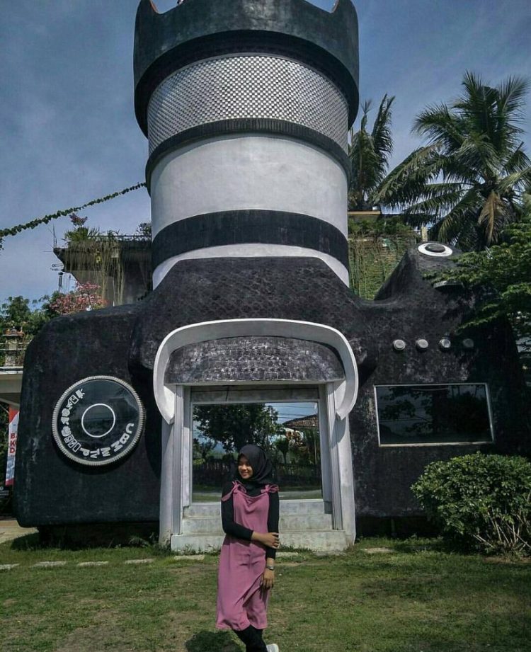 Rumah Kamera via Instagram.com @kikysetyaputri, 1. Candi Borobudur, 2. Rafting di Sungai Progo Atas, 3. Alun-alun Kota Magelang, 4. Air Terjun Kedung Kayang, 5. Taman Kyai Langgeng, 6. Ketep Pass, 7. Air Terjun Sekar Langit, 8. Rumah Kamera, 9. Candi Mendut, 10. Candi Pawon, 11. Gunung Andong, 12. Candi Selogriyo, 13. Gunung Tidar, 14. Curug Grenjengan Kembar, 15. Punthuk Setumbu, 16. Trekking Gunung Merbabu, 17. Curug Silawe, 18. Pemandian Air Hangat Candi Umbul, 19. Taman Badaan, 20. Museum Sudirman, 21. Pinusan Kragilan Magelang, 22. Candi Canggal, 23. Candi Ngawen, 24. Candi Lumbung, 25. Pemandian Kali Bening, 26. Air Terjun Kedung Kayangan, 27. Gardu Pandang Babadan, 28. Arung Jeram Kali Elo, 29. Telaga Bleder, 30. Gardu Pandang Bukit Barede, 31. Gardu Pandang Dlimas, 32. Gardu Pandang Mangli, 33. Sukmojoyo Hill, 34. Hutan Pinus Grenden, 35. Gereja Ayam di Dusun Gombong, 36. Punthuk Setumbu, 37. Kedung Sembrani, 38. Gunung Telomoyo, 39. Silancur Highland, 40. Bukit Grenden, 41. Curug Sigetik, 42. Puntuk Mangir Gunung Payung, 43. Bukit Rhema, 44. Hutan Pinus Wisata Mangli, 45. Jurang Jero, 46. OHD Museum, 47. Gunung Giyanti, 48. Curug Watu Ploso, 49. Klenteng Liong Hok Bio, 50. Curug Gleyor, 51. Punthuk Mongkrong, 52. Bukit Sleker, 53. Curug Lawang Kori, 54. Bukit kertojoyo, 55. Taman Ramadanu, 56. Puncak Seoloyo, 57. Taman Wisata Kopeng, 58. Bukit Gancik Selo Boyolali, 59. Gunung Sumbing, 60. Punthuk Kendil, 61. Bukit Harapan Cuntel, 62. Kebun Durian Candimulyo, 63. Jembatan Gantung Mangunsuko, 64. Air Terjun Goa Slandak, 65. Air Terjun Sumuran, 67. Museum Kapal Samudraraksa, 68. Karesidenan Kedu, 69. New Selo, 70. Taman Dewari, 71. Desa Wisata Candirejo, 72. Svargabumi Borobudur, 73. Awang-awang Telomoyo, 74. Ladon Little Island, 75. Candi Retno, 76. Wisata Petik Salak Gapoktan Ngudi Luhur, 77. Pesona Cempurung, 78. Gardu Pandang Cepogo, 79. Taman Garempong Bringin Kulon, 80. Sendang Mudal, 81. Curug Dlimas, 82. Museum Diponegoro, 83. Curug Sikencling, 84. Sendang Maren, 85. Citraelo Rafting, 86. Desa Wisata Ngawen, 87. Wisata Kulon Ndeso, 88. Taman Bunga Matahari, 89. Taman Hanya Untukmu, 90. Junkyard Autopark & Cafe, 91. Balkondes Ngadiharjo, 92. Banyuroto, 93. Bukit Dagi, 94. Jembatan Gantung Srowol, 95. Candi Asu, 96. Persawahan Permitan, 97. Bakorwil II Magelang, 98. Kebun Bibit Senopati