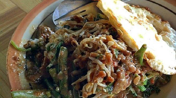 Sambal Tumpang Pecel Bu Kis via Tribunnews, 1. Sate Buntel Bu Bejo Nikmatnya Tiada Tara, 2. Mantapnya Tengkleng Klewer Bu Edi, 3. Timlo Sastro Mantapnya Legendaris, 4. Selat Mbak Lies yang Sehat dan Nikmat, 5. Manis dan Legit Serabi Notosuman, 6. Tahok Pak Citro yang Yummie Banget, 7. Sate Kere Yu Rebi, 8. Segarnya Es Dawet Telasih Bu Dermi, 9. Brambang Asem Yu Sum, 10. Gudeg Gudeg Margoyudan BU KASNO, 11. Bebek Goreng H Slamet, 12. Warung Gongso Pusat, 13. Rumah Makan Oh La Vita, 14. OW Omah Wedangan, 15. Rumah Makan Dapur Solo, 16. Mang Engking Solo, 17. Rumah Makan Nini Thowong, 18. Rumah Makan Adem Ayem, 19. Tiga Tjeret Cafe Solo, 20. Menu Sate Kambing Mbok Galak solo, 21. Nasi Liwet Bu Wongso Lemu Solo, 22. Galabo Solo, 23. Ayam Bakar “Ojo Gelo”, 24. Bakso Alex, 25. Warung Gmah Ripah, 26. Wedangan Bung Klithik, 27. Mom Milk, 28. EAternity, 29. Kawasan Taman Sriwedari, 30. Daegu Korean Grill, 31. Niagara Sushi, 32. Bale Padi Resto, 33. Diamond Cafe, 34. Seafood Pak Petruk, 35. Sate Buntel Tambak Segaran, 36. Pasar Malam Ngarsopuro, 37. Selat Viens Solo, 38. Soto Gading, 39. Sambel Tumpang Bu Kis, 40. Tahu Kupat Solihin, 41. Bakso Kadipolo, 42. Tahu Kupat Pak Gombloh
