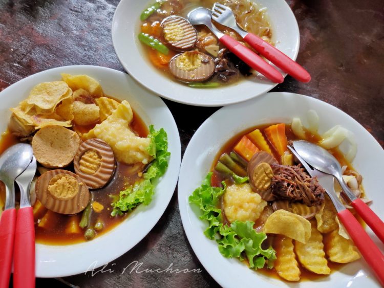 Selat Segar Mbak Lies via Alisson, 1. Sate Buntel Bu Bejo Nikmatnya Tiada Tara, 2. Mantapnya Tengkleng Klewer Bu Edi, 3. Timlo Sastro Mantapnya Legendaris, 4. Selat Mbak Lies yang Sehat dan Nikmat, 5. Manis dan Legit Serabi Notosuman, 6. Tahok Pak Citro yang Yummie Banget, 7. Sate Kere Yu Rebi, 8. Segarnya Es Dawet Telasih Bu Dermi, 9. Brambang Asem Yu Sum, 10. Gudeg Gudeg Margoyudan BU KASNO, 11. Bebek Goreng H Slamet, 12. Warung Gongso Pusat, 13. Rumah Makan Oh La Vita, 14. OW Omah Wedangan, 15. Rumah Makan Dapur Solo, 16. Mang Engking Solo, 17. Rumah Makan Nini Thowong, 18. Rumah Makan Adem Ayem, 19. Tiga Tjeret Cafe Solo, 20. Menu Sate Kambing Mbok Galak solo, 21. Nasi Liwet Bu Wongso Lemu Solo, 22. Galabo Solo, 23. Ayam Bakar “Ojo Gelo”, 24. Bakso Alex, 25. Warung Gmah Ripah, 26. Wedangan Bung Klithik, 27. Mom Milk, 28. EAternity, 29. Kawasan Taman Sriwedari, 30. Daegu Korean Grill, 31. Niagara Sushi, 32. Bale Padi Resto, 33. Diamond Cafe, 34. Seafood Pak Petruk, 35. Sate Buntel Tambak Segaran, 36. Pasar Malam Ngarsopuro, 37. Selat Viens Solo, 38. Soto Gading, 39. Sambel Tumpang Bu Kis, 40. Tahu Kupat Solihin, 41. Bakso Kadipolo, 42. Tahu Kupat Pak Gombloh