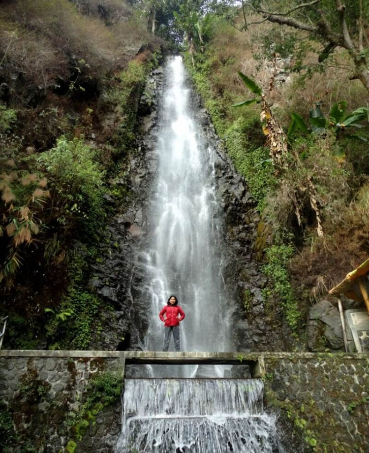 Selfie dengan latar Air Terjun Tirtosari via pacarkecilkucom, Lokasi Air Terjun Tirtosari Magetan, Rute Menuju Lokasi, Pesona Wisata Air Terjun Tirtosari Sarangan, Harga Tiket Masuk Air Terjun Tirtosari, Jam Operasional Air Terjun Tirtosari, Fasilitas Air Terjun Tirtosari, Pesona Wisata Air Terjun Tirtosari, Tips Liburan
