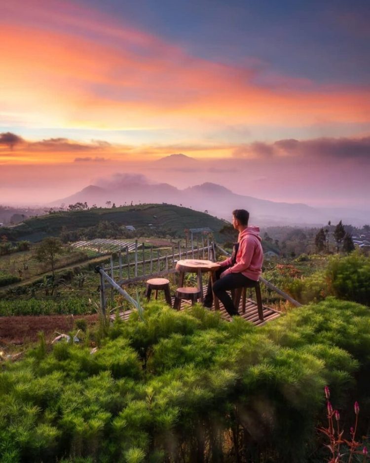Silancur Highland, 1. Candi Borobudur, 2. Rafting di Sungai Progo Atas, 3. Alun-alun Kota Magelang, 4. Air Terjun Kedung Kayang, 5. Taman Kyai Langgeng, 6. Ketep Pass, 7. Air Terjun Sekar Langit, 8. Rumah Kamera, 9. Candi Mendut, 10. Candi Pawon, 11. Gunung Andong, 12. Candi Selogriyo, 13. Gunung Tidar, 14. Curug Grenjengan Kembar, 15. Punthuk Setumbu, 16. Trekking Gunung Merbabu, 17. Curug Silawe, 18. Pemandian Air Hangat Candi Umbul, 19. Taman Badaan, 20. Museum Sudirman, 21. Pinusan Kragilan Magelang, 22. Candi Canggal, 23. Candi Ngawen, 24. Candi Lumbung, 25. Pemandian Kali Bening, 26. Air Terjun Kedung Kayangan, 27. Gardu Pandang Babadan, 28. Arung Jeram Kali Elo, 29. Telaga Bleder, 30. Gardu Pandang Bukit Barede, 31. Gardu Pandang Dlimas, 32. Gardu Pandang Mangli, 33. Sukmojoyo Hill, 34. Hutan Pinus Grenden, 35. Gereja Ayam di Dusun Gombong, 36. Punthuk Setumbu, 37. Kedung Sembrani, 38. Gunung Telomoyo, 39. Silancur Highland, 40. Bukit Grenden, 41. Curug Sigetik, 42. Puntuk Mangir Gunung Payung, 43. Bukit Rhema, 44. Hutan Pinus Wisata Mangli, 45. Jurang Jero, 46. OHD Museum, 47. Gunung Giyanti, 48. Curug Watu Ploso, 49. Klenteng Liong Hok Bio, 50. Curug Gleyor, 51. Punthuk Mongkrong, 52. Bukit Sleker, 53. Curug Lawang Kori, 54. Bukit kertojoyo, 55. Taman Ramadanu, 56. Puncak Seoloyo, 57. Taman Wisata Kopeng, 58. Bukit Gancik Selo Boyolali, 59. Gunung Sumbing, 60. Punthuk Kendil, 61. Bukit Harapan Cuntel, 62. Kebun Durian Candimulyo, 63. Jembatan Gantung Mangunsuko, 64. Air Terjun Goa Slandak, 65. Air Terjun Sumuran, 67. Museum Kapal Samudraraksa, 68. Karesidenan Kedu, 69. New Selo, 70. Taman Dewari, 71. Desa Wisata Candirejo, 72. Svargabumi Borobudur, 73. Awang-awang Telomoyo, 74. Ladon Little Island, 75. Candi Retno, 76. Wisata Petik Salak Gapoktan Ngudi Luhur, 77. Pesona Cempurung, 78. Gardu Pandang Cepogo, 79. Taman Garempong Bringin Kulon, 80. Sendang Mudal, 81. Curug Dlimas, 82. Museum Diponegoro, 83. Curug Sikencling, 84. Sendang Maren, 85. Citraelo Rafting, 86. Desa Wisata Ngawen, 87. Wisata Kulon Ndeso, 88. Taman Bunga Matahari, 89. Taman Hanya Untukmu, 90. Junkyard Autopark & Cafe, 91. Balkondes Ngadiharjo, 92. Banyuroto, 93. Bukit Dagi, 94. Jembatan Gantung Srowol, 95. Candi Asu, 96. Persawahan Permitan, 97. Bakorwil II Magelang, 98. Kebun Bibit Senopati
