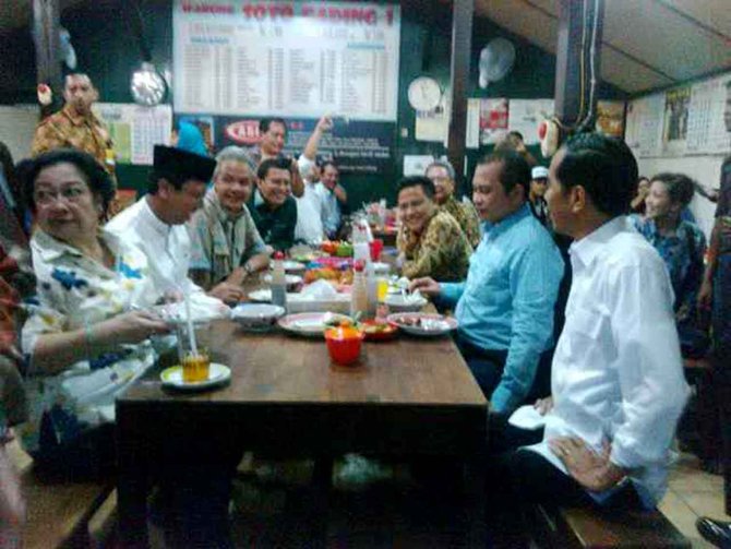 Soto Gading via Merdeka, 1. Sate Buntel Bu Bejo Nikmatnya Tiada Tara, 2. Mantapnya Tengkleng Klewer Bu Edi, 3. Timlo Sastro Mantapnya Legendaris, 4. Selat Mbak Lies yang Sehat dan Nikmat, 5. Manis dan Legit Serabi Notosuman, 6. Tahok Pak Citro yang Yummie Banget, 7. Sate Kere Yu Rebi, 8. Segarnya Es Dawet Telasih Bu Dermi, 9. Brambang Asem Yu Sum, 10. Gudeg Gudeg Margoyudan BU KASNO, 11. Bebek Goreng H Slamet, 12. Warung Gongso Pusat, 13. Rumah Makan Oh La Vita, 14. OW Omah Wedangan, 15. Rumah Makan Dapur Solo, 16. Mang Engking Solo, 17. Rumah Makan Nini Thowong, 18. Rumah Makan Adem Ayem, 19. Tiga Tjeret Cafe Solo, 20. Menu Sate Kambing Mbok Galak solo, 21. Nasi Liwet Bu Wongso Lemu Solo, 22. Galabo Solo, 23. Ayam Bakar “Ojo Gelo”, 24. Bakso Alex, 25. Warung Gmah Ripah, 26. Wedangan Bung Klithik, 27. Mom Milk, 28. EAternity, 29. Kawasan Taman Sriwedari, 30. Daegu Korean Grill, 31. Niagara Sushi, 32. Bale Padi Resto, 33. Diamond Cafe, 34. Seafood Pak Petruk, 35. Sate Buntel Tambak Segaran, 36. Pasar Malam Ngarsopuro, 37. Selat Viens Solo, 38. Soto Gading, 39. Sambel Tumpang Bu Kis, 40. Tahu Kupat Solihin, 41. Bakso Kadipolo, 42. Tahu Kupat Pak Gombloh