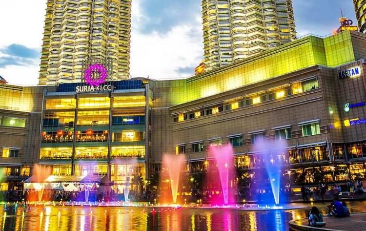 Suria KLCC via Kuala Lumpur, 1. Museum Kesenian Islam Malaysia, 2. Kuala Lumpur City Gallery, 3. Menara Kembar Petronas Malaysia, 4. Pusat Kota Kuala Lumpur (KLCC), 5. Bukit Bintang Walkway Malaysia (The Golden Triangle), 6. Jembatan Putrajaya Malaysia, 7. Taman Burung Kuala Lumpur, 8. Kuala Lumpur Convention Center, 9. Menara Kuala Lumpur (KL Tower), 10. Jalan Alor Malaysia, 11. National Mosque Malaysia (Masjid Negara), 12. Aquaria KLCC, 13. Sri Mahamariamman Malaysia, 14. Sultan Abdul Samad Building Malaysia, 15. Dataran Merdeka atau Merdeka Square Malaysia, 16. Berjaya Times Square Theme Park, 17. Masjid Jamek Malaysia, 18. Chinatown Kuala Lumpur, 19. Istana Negara Malaysia, 20. Berjaya Time Square Theme Park, 21. Batu Caves, 22. Lake Gardens (Taman Tasik Perdana), 23. Kuil Thean Hou, 24. Rumah Penghulu Abu Seman, 25. Lake Symphony – Kuala Lumpur, 26. Little India – Kuala Lumpur, 27. Railway Station and Administration Building, 28. District 21 Kuala Lumpur, 29. Petrosains Discovery Centre, 30. Kuala Lumpur National Zoo & Aquarium, 31. Wisata Religi Masjid Putrajaya, 32. Sunway Lagoon Theme Park, 33. Kuala Lumpur Forest Eco Park, 34. Istana Budaya, 35. Jalan Alor, 36. Pusat Sains Negara, 36. i-City Shah Alam, 37. Bukit Tabur, 38. Skytrex Adventure, 39. National Textile Museum, 40. Sin Sze Ya Temple, 42. Royal Malaysian Police Museum, 43. Kuala Lumpur Butterfly Park, 44. Pasar Seni, 45. Suria KLCC, 46. Taman Botani Perdana, 47. Genting Highlands, 48. Museum Negara Malaysia, 49. Taman KLCC, 50. Tugu Negara, 51. Bukit Nanas, 52. Planetarium Negara, 53. Istana Negara Kuala Lumpur, 54. Menara KL118, 55. Titiwangsa Lake Gardens, 56. Petronas Gallery, 57. KL Tower Mini Zoo, 58. KidZania Kuala Lumpur