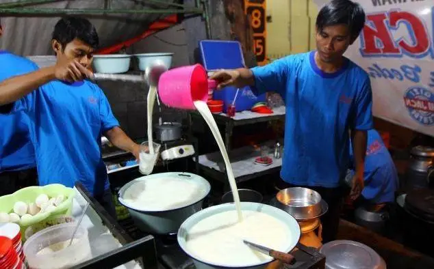 Susu Shi Jack via Surakartagoid, 1. Warung Pecel Solo, 2. Srabi Notosuman, 3. Soto Gading, 4. Sambal Tumpang Pecel Bu Kis, 5. Cambuk Rambak Solo, 6. Tahok Pak Citro Pasar Gede, 7. Tengkleng Bu Edi di Pasar Klewer, 8. Selat Segar Mbak Lies, 9. Sate Buntel Mbok Galak, 10. Es Gempol Pleret Pak Suhar, 11. Tahu Kupat “SARI” Pak Brewok, 12. Nasi Liwet Wongso Lemu (Not Rekomended Netizen, Harga Mahal dan Rasa Biasa Saja), 13. Sate Kere Yu Rebi, 14. Gudeg Ceker Margoyudan Bu Kasno, 15. Wedangan Pendhopo, 16. Es Dawet Telasih Bu Dermi di Pasar Gede, 17. Timlo, 18. Rumah Makan Bale Padi, 19. Pecel nDeso Solo, 20. Roemahkoe Resto, 21. Galabo Solo, 22. Sup Matahari Solo, 23. Mie Gajah Mas, 24. Ayam Tulang Dewa Cemara Dua di Solo Square, 25. Toko Roti Orion, 26. Selat Solo Mekar Sari, 27. Harjo Bestik, 28. Susu Shi Jack, 29. Sate Buntel Tambak Segaran, 30. Soto Seger Mbok Giyem Solo, 31. Selat viens Solo, 32. Tahu Kupat Sholihin ‘sido mampir’, 33. Torpedo Yu Rebi, 34. Es Krim Tentrem, 35. Pasar Malam Ngarsopuro, 36. Oh La Vita