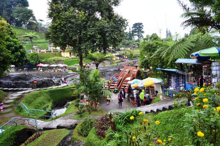 Taman Kaloka Widya Mandala, 1. Objek Wisata Terkenal Baturaden di Purwokerto, 2. Tempat Wisata Alam Curug Gede di Purwokerto, 3. Objek Wisata Alam Air Terjun Curug Ceheng di Purwokerto, 4. Tempat Wisata Seru di Baturraden Adventure Forest Purwokerto, 5. Objek Wisata Air hangat belerang di Pancuran 7 di Purwokerto, 6. Tempat Wisata Seru Telaga sunyi di Purwokerto, 7. Objek Wisata Alam Curug Cipendok, 8. Objek Wisata Religi Gua Maria Kaliori di Purwokerto, 9. Wisata Kuliner Mendoan khas Purwokerto, 10. Destinasi Wisata Menantang Mendaki Gunung Slamet, 11. Tempat Wisata Seru Pemandian Kalibacin , 12. Tempat Wisata Keluarga Batur Agung di Purwokerto (Sudah Tutup), 13. Tempat Rekreasi Keluarga Telaga Pucung , 14. Monumen Panglima Besar Jenderal Sudirman , 15. Wahana Rekreasi Dreamland Park Pancasan di Purwokerto, 16. Wahana Permainan Seru Crossworld Paintball, 17. Nyantai di Alun-alun Lama Kota Banyumas, 18. Serunya Liburan di Depo Bay Depo Pelita Purwokerto, 19. Objek Wisata Terbaru Curug Nangga Di Banyumas, 20. Bukit Watu Meja, 21. Museum Bank Rakyat Indonesia, 22. Wisata Bendungan Gerak Serayu, 23. Tempat Wisata Alam Bukit Tranggulasih Purwokerto, 24. Liburan Seru ke Batur Agung Mount of Fun Purwokerto, 25. Wisata Alam Curug Gomblang di Purwokerto, 26. Curug Bayan, 27. Curug Telu, 28. Bukit Bintang Baturaden, 29. Wisata Alam Pancuran 3 Purwokerto, 30. Miniatur Dunia Purwokerto (Small World), 31. Bukit Pandang Munggang, 32. Puncak Dinar, 33. Bukit Gadog, 34. Kebun Bunga Matahari Rempoah, 35. Bukit Agaran, 36. Hutan Pinus Limpakuwus, 37. Curug Pinang, 38. The Forest Island, 39. The Village Purwokerto, 40. Bumi Perkemahan Wana Wisata Baturaden, 41. Taman Kaloka Widya Mandala