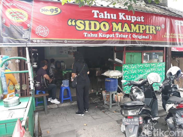 Tahu Kupat Sholihin via Detik, 1. Warung Pecel Solo, 2. Srabi Notosuman, 3. Soto Gading, 4. Sambal Tumpang Pecel Bu Kis, 5. Cambuk Rambak Solo, 6. Tahok Pak Citro Pasar Gede, 7. Tengkleng Bu Edi di Pasar Klewer, 8. Selat Segar Mbak Lies, 9. Sate Buntel Mbok Galak, 10. Es Gempol Pleret Pak Suhar, 11. Tahu Kupat “SARI” Pak Brewok, 12. Nasi Liwet Wongso Lemu (Not Rekomended Netizen, Harga Mahal dan Rasa Biasa Saja), 13. Sate Kere Yu Rebi, 14. Gudeg Ceker Margoyudan Bu Kasno, 15. Wedangan Pendhopo, 16. Es Dawet Telasih Bu Dermi di Pasar Gede, 17. Timlo, 18. Rumah Makan Bale Padi, 19. Pecel nDeso Solo, 20. Roemahkoe Resto, 21. Galabo Solo, 22. Sup Matahari Solo, 23. Mie Gajah Mas, 24. Ayam Tulang Dewa Cemara Dua di Solo Square, 25. Toko Roti Orion, 26. Selat Solo Mekar Sari, 27. Harjo Bestik, 28. Susu Shi Jack, 29. Sate Buntel Tambak Segaran, 30. Soto Seger Mbok Giyem Solo, 31. Selat viens Solo, 32. Tahu Kupat Sholihin ‘sido mampir’, 33. Torpedo Yu Rebi, 34. Es Krim Tentrem, 35. Pasar Malam Ngarsopuro, 36. Oh La Vita