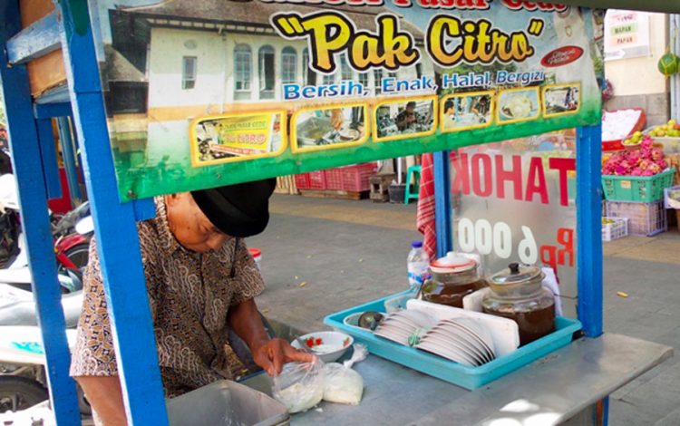 Tahok Pak Citro Pasar Gede via Merah Putih, 1. Sate Buntel Bu Bejo Nikmatnya Tiada Tara, 2. Mantapnya Tengkleng Klewer Bu Edi, 3. Timlo Sastro Mantapnya Legendaris, 4. Selat Mbak Lies yang Sehat dan Nikmat, 5. Manis dan Legit Serabi Notosuman, 6. Tahok Pak Citro yang Yummie Banget, 7. Sate Kere Yu Rebi, 8. Segarnya Es Dawet Telasih Bu Dermi, 9. Brambang Asem Yu Sum, 10. Gudeg Gudeg Margoyudan BU KASNO, 11. Bebek Goreng H Slamet, 12. Warung Gongso Pusat, 13. Rumah Makan Oh La Vita, 14. OW Omah Wedangan, 15. Rumah Makan Dapur Solo, 16. Mang Engking Solo, 17. Rumah Makan Nini Thowong, 18. Rumah Makan Adem Ayem, 19. Tiga Tjeret Cafe Solo, 20. Menu Sate Kambing Mbok Galak solo, 21. Nasi Liwet Bu Wongso Lemu Solo, 22. Galabo Solo, 23. Ayam Bakar “Ojo Gelo”, 24. Bakso Alex, 25. Warung Gmah Ripah, 26. Wedangan Bung Klithik, 27. Mom Milk, 28. EAternity, 29. Kawasan Taman Sriwedari, 30. Daegu Korean Grill, 31. Niagara Sushi, 32. Bale Padi Resto, 33. Diamond Cafe, 34. Seafood Pak Petruk, 35. Sate Buntel Tambak Segaran, 36. Pasar Malam Ngarsopuro, 37. Selat Viens Solo, 38. Soto Gading, 39. Sambel Tumpang Bu Kis, 40. Tahu Kupat Solihin, 41. Bakso Kadipolo, 42. Tahu Kupat Pak Gombloh