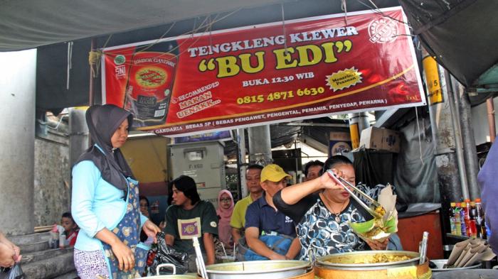 Tengkleng Bu Edi di Pasar Klewer via Tribunnews, 1. Sate Buntel Bu Bejo Nikmatnya Tiada Tara, 2. Mantapnya Tengkleng Klewer Bu Edi, 3. Timlo Sastro Mantapnya Legendaris, 4. Selat Mbak Lies yang Sehat dan Nikmat, 5. Manis dan Legit Serabi Notosuman, 6. Tahok Pak Citro yang Yummie Banget, 7. Sate Kere Yu Rebi, 8. Segarnya Es Dawet Telasih Bu Dermi, 9. Brambang Asem Yu Sum, 10. Gudeg Gudeg Margoyudan BU KASNO, 11. Bebek Goreng H Slamet, 12. Warung Gongso Pusat, 13. Rumah Makan Oh La Vita, 14. OW Omah Wedangan, 15. Rumah Makan Dapur Solo, 16. Mang Engking Solo, 17. Rumah Makan Nini Thowong, 18. Rumah Makan Adem Ayem, 19. Tiga Tjeret Cafe Solo, 20. Menu Sate Kambing Mbok Galak solo, 21. Nasi Liwet Bu Wongso Lemu Solo, 22. Galabo Solo, 23. Ayam Bakar “Ojo Gelo”, 24. Bakso Alex, 25. Warung Gmah Ripah, 26. Wedangan Bung Klithik, 27. Mom Milk, 28. EAternity, 29. Kawasan Taman Sriwedari, 30. Daegu Korean Grill, 31. Niagara Sushi, 32. Bale Padi Resto, 33. Diamond Cafe, 34. Seafood Pak Petruk, 35. Sate Buntel Tambak Segaran, 36. Pasar Malam Ngarsopuro, 37. Selat Viens Solo, 38. Soto Gading, 39. Sambel Tumpang Bu Kis, 40. Tahu Kupat Solihin, 41. Bakso Kadipolo, 42. Tahu Kupat Pak Gombloh