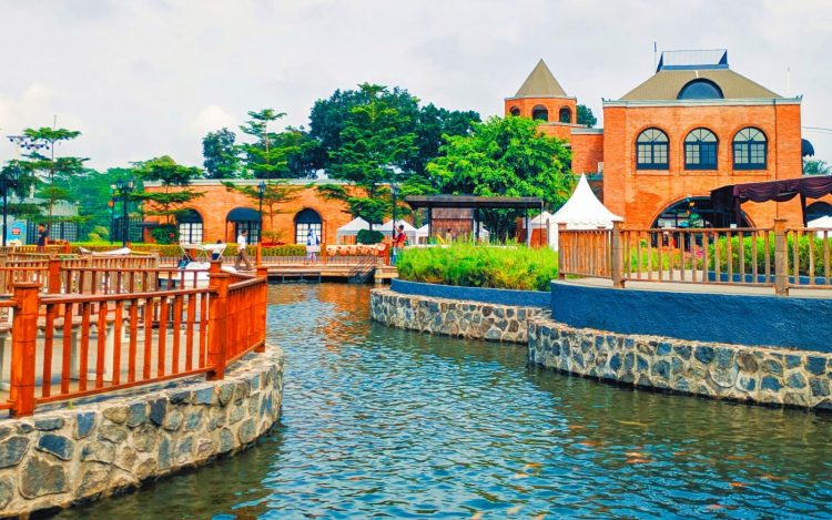 The Village Purwokerto, 1. Objek Wisata Terkenal Baturaden di Purwokerto, 2. Tempat Wisata Alam Curug Gede di Purwokerto, 3. Objek Wisata Alam Air Terjun Curug Ceheng di Purwokerto, 4. Tempat Wisata Seru di Baturraden Adventure Forest Purwokerto, 5. Objek Wisata Air hangat belerang di Pancuran 7 di Purwokerto, 6. Tempat Wisata Seru Telaga sunyi di Purwokerto, 7. Objek Wisata Alam Curug Cipendok, 8. Objek Wisata Religi Gua Maria Kaliori di Purwokerto, 9. Wisata Kuliner Mendoan khas Purwokerto, 10. Destinasi Wisata Menantang Mendaki Gunung Slamet, 11. Tempat Wisata Seru Pemandian Kalibacin , 12. Tempat Wisata Keluarga Batur Agung di Purwokerto (Sudah Tutup), 13. Tempat Rekreasi Keluarga Telaga Pucung , 14. Monumen Panglima Besar Jenderal Sudirman , 15. Wahana Rekreasi Dreamland Park Pancasan di Purwokerto, 16. Wahana Permainan Seru Crossworld Paintball, 17. Nyantai di Alun-alun Lama Kota Banyumas, 18. Serunya Liburan di Depo Bay Depo Pelita Purwokerto, 19. Objek Wisata Terbaru Curug Nangga Di Banyumas, 20. Bukit Watu Meja, 21. Museum Bank Rakyat Indonesia, 22. Wisata Bendungan Gerak Serayu, 23. Tempat Wisata Alam Bukit Tranggulasih Purwokerto, 24. Liburan Seru ke Batur Agung Mount of Fun Purwokerto, 25. Wisata Alam Curug Gomblang di Purwokerto, 26. Curug Bayan, 27. Curug Telu, 28. Bukit Bintang Baturaden, 29. Wisata Alam Pancuran 3 Purwokerto, 30. Miniatur Dunia Purwokerto (Small World), 31. Bukit Pandang Munggang, 32. Puncak Dinar, 33. Bukit Gadog, 34. Kebun Bunga Matahari Rempoah, 35. Bukit Agaran, 36. Hutan Pinus Limpakuwus, 37. Curug Pinang, 38. The Forest Island, 39. The Village Purwokerto, 40. Bumi Perkemahan Wana Wisata Baturaden, 41. Taman Kaloka Widya Mandala