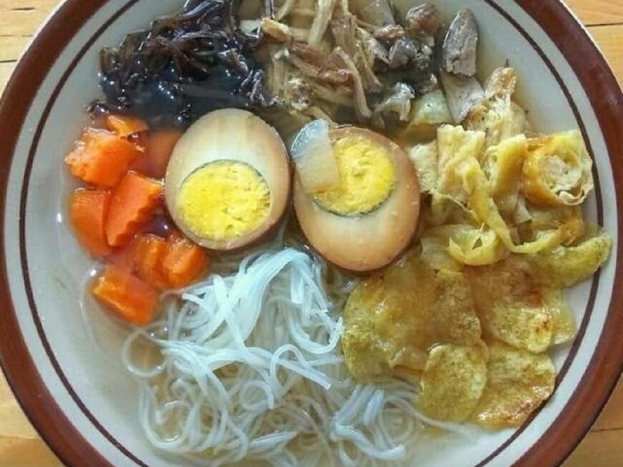 Timlo via Detik, 1. Warung Pecel Solo, 2. Srabi Notosuman, 3. Soto Gading, 4. Sambal Tumpang Pecel Bu Kis, 5. Cambuk Rambak Solo, 6. Tahok Pak Citro Pasar Gede, 7. Tengkleng Bu Edi di Pasar Klewer, 8. Selat Segar Mbak Lies, 9. Sate Buntel Mbok Galak, 10. Es Gempol Pleret Pak Suhar, 11. Tahu Kupat “SARI” Pak Brewok, 12. Nasi Liwet Wongso Lemu (Not Rekomended Netizen, Harga Mahal dan Rasa Biasa Saja), 13. Sate Kere Yu Rebi, 14. Gudeg Ceker Margoyudan Bu Kasno, 15. Wedangan Pendhopo, 16. Es Dawet Telasih Bu Dermi di Pasar Gede, 17. Timlo, 18. Rumah Makan Bale Padi, 19. Pecel nDeso Solo, 20. Roemahkoe Resto, 21. Galabo Solo, 22. Sup Matahari Solo, 23. Mie Gajah Mas, 24. Ayam Tulang Dewa Cemara Dua di Solo Square, 25. Toko Roti Orion, 26. Selat Solo Mekar Sari, 27. Harjo Bestik, 28. Susu Shi Jack, 29. Sate Buntel Tambak Segaran, 30. Soto Seger Mbok Giyem Solo, 31. Selat viens Solo, 32. Tahu Kupat Sholihin ‘sido mampir’, 33. Torpedo Yu Rebi, 34. Es Krim Tentrem, 35. Pasar Malam Ngarsopuro, 36. Oh La Vita