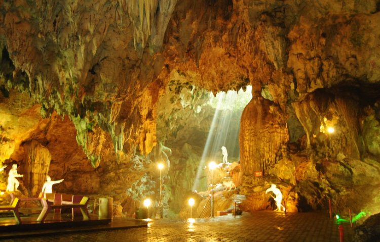 Wisata Alam Goa Embultuk, 1. Kampung Coklat, 2. Taman Kebon Rojo, 3. Pantai Tambakrejo, 4. Pantai Pangi, 5. Perkebunan Teh Sirah Kencong, 6. Pantai Serang, 7. Blitar Park, 8. Petilasan Rambut Monte, 9. Candi Penataran, 10. Pantai Peh Pulo, 11. Goa Embultuk, 12. Candi Gambar Wetan, 13. Situs Arca Warak, 14. Candi Kotes, 15. Candi Sawentar, 16. Makam Bung Karno, 17. Istana Gebang, 18. Water Park Sumberudel, 19. Desa Wisata Semen, 20. Wisata Sejarah Monumen Trisula, 21. Penangkaran Rusa Maliran, 22. Agrowisata Karangsari Blitar, 23. Gunung Butak, 24. Pantai Gondo Mayit, 25. Air Terjun Coban Wilis, 26. Air Terjun Sirah Kencong, 27. Air Terjun Grenjeng, 28. Air Terjun Jurug Bening , 29. Objek Wisata Alam Pacuh, 30. Pantai Umbul Waru, 31. Curug dan Kedung Badrun, 32. Air Terjun Lawean, 33. Pantai Jolosutro, 34. Arung Jeram Soko Adventure Blitar, 35. Goa Maria Sendang Rejo, 36. Gardu Pandang Perkebunan Gambar, 37. Omah Djadoel, 38. Gunung Kelud, 39. Air Terjun Kedung Entong, 40.  Air Terjun Tirto Galuh, 41. Taman Jurug Goa Luweng Prodo, 42. Bukit Teletubies Blitar, 43. Hutan Pinus Gogoniti, 44. Kampung Afrika Blitar, 45. Gunung Butak, 46. Pantai Pasur, 47. Pantai Serit, 48. Monumen PETA, 49. Wisata Alam Paco, 50. Bendungan Serut, 51. Arca Gamprang, 52. Candi Simping, 53. Jurug Moncar, 54. Candi Mleri, 55. Candi Kalicilik, 56. Alun-alun Blitar, 57. Blitar Green Park, 58. Taman Pecut, 59. Fish Garden Blitar, 60. Kaloka Lodoyo, 61. Pemandian Sumur Amber Kandangan, 62. Bendungan Wlingi Raya, 63. Taman Idaman Hati Wlingi Blitar, 64. Villa Puncak Pesanggrahan Tambakrejo