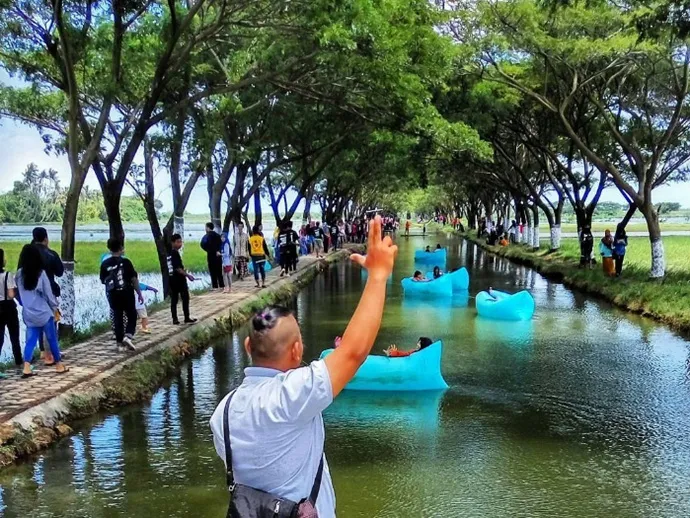 Wisatawan Memadai Sungai Bladon Kendal, Wisata Kali Bladon, Lokasi Kali Bladon Krayapan Brangsong, Harga Tiket Masuk Kali Bladon, Fasilitas dan Wahana di Kali Bladon Kendal, Tips Liburan