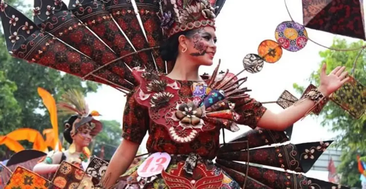 Pekan Batik Nusantara di Pekalongan - Festival Budaya di Indonesia, 1. Dieng Culture Festival, 2. Festival Jazz Gunung, 3. Yogyakarta Gamelan Festival, 4. Festival Lembah Baliem (Papua), 5. Festival Pacu Jawi (Sumatera Barat), 6. Festival Danau Toba (Sumatera Utara), 7. Festival Rambu Solo (Sulawesi Selatan), 8. Festival Karapan Sapi (Jawa Timur), 9. Festival Sekaten (Yogyakarta), 10. Festival Cap Go Meh (Kalimantan Barat), 11. Festival Erau Kertanegara (Kalimantan Timur), 12. Festival Likurai Timor-Belu (Nusa Tenggara Timur), 13. Festival Lombat Batu di Nias, 14. Pekan Batik Nusantara di Pekalongan, 15. Festival Ogoh-Ogoh di Bali, 16. Gandrung Sewu di Banyuwangi, 17. Festival Danau Sentani di Jayapura