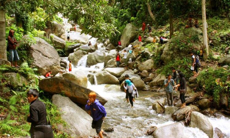 Air Terjun Mantikole via Unikpali, 1. Paralayang Matantimali, 2. Wisata Alam Kapopo, 3. Taman Wisata dan Air Terjun Wera, 4. Arung Jeram River Tubing Oloboju, 5. Matantimali, 6. Bulu Tanda, 7. Air Terjun Mantikole, 8. Pemandian Air Panas Bora, 9. Danau Lindu, 10. Sekolah Alam ‘Awan Hijau’ Kamalisi, 11. Padepokan Kopi Organik, 12. Air Terjun Parapa