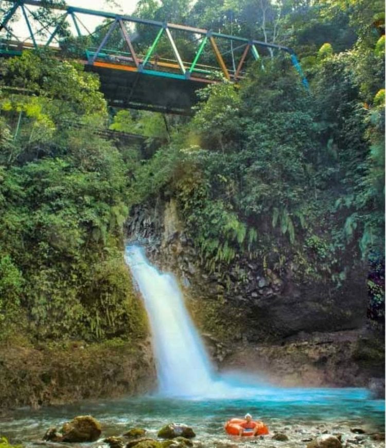 Air Terjun Bialo via Kepengenwisata.blogspotcom - Tempat Wisata di Bantaeng, 1. Pantai Seruni, 2. Pantai Marina, 3. Bukit Rumbia, 4. Gunung Daulu, 5. Agrowisata Loka, 6. Air Terjun Bissappu, 7. Air Terjun Eremerasa, 8. Air Terjun Mattep, 9. Air Terjun Bossola, 10. Air Terjun Simoko, 11. Agrowisata Uluere, 12. Air Terjun Cekala, 13. Mini Showfarm Bantaeng, 14. Bukit Muntea, 15. Jembatan Bonto Salluang, 16. Balla Lompoa Bantaeng, 17. Air Terjun Baruttung, 18. Puncak Gunung Loka, 19. Pemandian Borong Lompoa, 20. Wisata Latar Hijau, 21. Air Terjun Bialo, 22. Wisata Hutan Pinus Rombeng