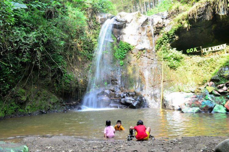 Air Terjun Goa Slandak via Edisas.wordpresscom, 1. Candi Borobudur, 2. Rafting di Sungai Progo Atas, 3. Alun-alun Kota Magelang, 4. Air Terjun Kedung Kayang, 5. Taman Kyai Langgeng, 6. Ketep Pass, 7. Air Terjun Sekar Langit, 8. Rumah Kamera, 9. Candi Mendut, 10. Candi Pawon, 11. Gunung Andong, 12. Candi Selogriyo, 13. Gunung Tidar, 14. Curug Grenjengan Kembar, 15. Punthuk Setumbu, 16. Trekking Gunung Merbabu, 17. Curug Silawe, 18. Pemandian Air Hangat Candi Umbul, 19. Taman Badaan, 20. Museum Sudirman, 21. Pinusan Kragilan Magelang, 22. Candi Canggal, 23. Candi Ngawen, 24. Candi Lumbung, 25. Pemandian Kali Bening, 26. Air Terjun Kedung Kayangan, 27. Gardu Pandang Babadan, 28. Arung Jeram Kali Elo, 29. Telaga Bleder, 30. Gardu Pandang Bukit Barede, 31. Gardu Pandang Dlimas, 32. Gardu Pandang Mangli, 33. Sukmojoyo Hill, 34. Hutan Pinus Grenden, 35. Gereja Ayam di Dusun Gombong, 36. Punthuk Setumbu, 37. Kedung Sembrani, 38. Gunung Telomoyo, 39. Silancur Highland, 40. Bukit Grenden, 41. Curug Sigetik, 42. Puntuk Mangir Gunung Payung, 43. Bukit Rhema, 44. Hutan Pinus Wisata Mangli, 45. Jurang Jero, 46. OHD Museum, 47. Gunung Giyanti, 48. Curug Watu Ploso, 49. Klenteng Liong Hok Bio, 50. Curug Gleyor, 51. Punthuk Mongkrong, 52. Bukit Sleker, 53. Curug Lawang Kori, 54. Bukit kertojoyo, 55. Taman Ramadanu, 56. Puncak Seoloyo, 57. Taman Wisata Kopeng, 58. Bukit Gancik Selo Boyolali, 59. Gunung Sumbing, 60. Punthuk Kendil, 61. Bukit Harapan Cuntel, 62. Kebun Durian Candimulyo, 63. Jembatan Gantung Mangunsuko, 64. Air Terjun Goa Slandak, 65. Air Terjun Sumuran, 67. Museum Kapal Samudraraksa, 68. Karesidenan Kedu, 69. New Selo, 70. Taman Dewari, 71. Desa Wisata Candirejo, 72. Svargabumi Borobudur, 73. Awang-awang Telomoyo, 74. Ladon Little Island, 75. Candi Retno, 76. Wisata Petik Salak Gapoktan Ngudi Luhur, 77. Pesona Cempurung, 78. Gardu Pandang Cepogo, 79. Taman Garempong Bringin Kulon, 80. Sendang Mudal, 81. Curug Dlimas, 82. Museum Diponegoro, 83. Curug Sikencling, 84. Sendang Maren, 85. Citraelo Rafting, 86. Desa Wisata Ngawen, 87. Wisata Kulon Ndeso, 88. Taman Bunga Matahari, 89. Taman Hanya Untukmu, 90. Junkyard Autopark & Cafe, 91. Balkondes Ngadiharjo, 92. Banyuroto, 93. Bukit Dagi, 94. Jembatan Gantung Srowol, 95. Candi Asu, 96. Persawahan Permitan, 97. Bakorwil II Magelang, 98. Kebun Bibit Senopati