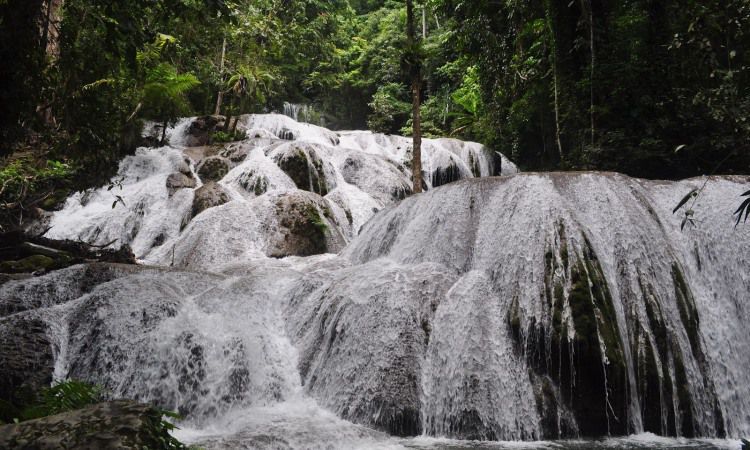 Air Terjun Saluopa, 1. Danau Poso dan Pantai Siuri, 2. Air Terjun Sulewana, 3. Air Terjun Saluopa, 4. Goa Pamona, 5. Goa Tangkaboba, 6. Lembah Bada, 7. Taman Nasional Lore Lindu, 8. Pantai Imbo, 9. Pantai Madale, 10. Megalitik Stone, 11. Taman Anggrek Bancea Poso, 12. Perkebunan Teh Hijau dan Kopi Arabica di Lembah Napu