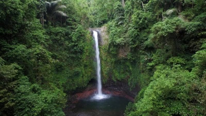 Air Terjun Simoko via Tribunnews, 1. Pantai Seruni, 2. Pantai Marina, 3. Bukit Rumbia, 4. Gunung Daulu, 5. Agrowisata Loka, 6. Air Terjun Bissappu, 7. Air Terjun Eremerasa, 8. Air Terjun Mattep, 9. Air Terjun Bossola, 10. Air Terjun Simoko, 11. Agrowisata Uluere, 12. Air Terjun Cekala, 13. Mini Showfarm Bantaeng, 14. Bukit Muntea, 15. Jembatan Bonto Salluang, 16. Balla Lompoa Bantaeng, 17. Air Terjun Baruttung, 18. Puncak Gunung Loka, 19. Pemandian Borong Lompoa, 20. Wisata Latar Hijau, 21. Air Terjun Bialo, 22. Wisata Hutan Pinus Rombeng