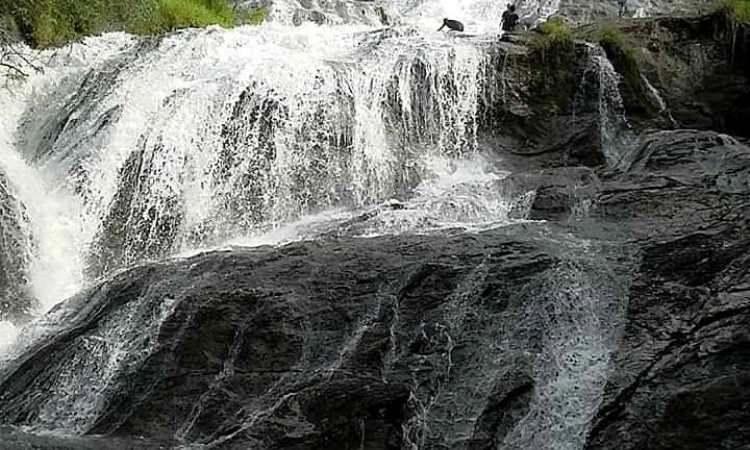 Air Terjun Tujuh Tingkat via Facebook.com @jelajahWisatatoraja, 1. Wisata Londa, 2. Wisata Kete Kesu, 3. Musem Ne’ Gandeng, 4. Batu Tumongo, 5. Kompleks Megalit Kalimbuang Bori, 6. Wisata Ranteallo, 7. Agrowisata Pango-Pango, 8. Patung Yesus Buntu Burake, 9. Tongkonan Pallawa, 10. Danau Limbong, 11. Gumuk Pasir Sumalu, 12. Objek Wisata Palawa, 13. Air Terjun Talondo Tallu, 14. Wisata Ollon, 15. Mata Air Tilanga, 16. Wisata Air Terjun Kalean, 17. Tampang Allo, 18. Air Terjun Sarambu Assing, 19. Hamparan Sawah Toraja, 20. Lokomata, 21. Kampung Lolai, 22. Gunung Sesean, 23. Pohon Tarra, 24. Air Terjun Tujuh Tingkat, 25. Air Terjun Sarambu Sikore, 26. Marante Tondon