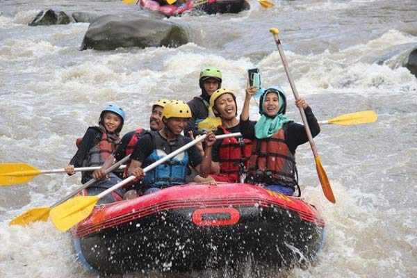 Arung Jeram Kali Elo, 1. Candi Borobudur, 2. Rafting di Sungai Progo Atas, 3. Alun-alun Kota Magelang, 4. Air Terjun Kedung Kayang, 5. Taman Kyai Langgeng, 6. Ketep Pass, 7. Air Terjun Sekar Langit, 8. Rumah Kamera, 9. Candi Mendut, 10. Candi Pawon, 11. Gunung Andong, 12. Candi Selogriyo, 13. Gunung Tidar, 14. Curug Grenjengan Kembar, 15. Punthuk Setumbu, 16. Trekking Gunung Merbabu, 17. Curug Silawe, 18. Pemandian Air Hangat Candi Umbul, 19. Taman Badaan, 20. Museum Sudirman, 21. Pinusan Kragilan Magelang, 22. Candi Canggal, 23. Candi Ngawen, 24. Candi Lumbung, 25. Pemandian Kali Bening, 26. Air Terjun Kedung Kayangan, 27. Gardu Pandang Babadan, 28. Arung Jeram Kali Elo, 29. Telaga Bleder, 30. Gardu Pandang Bukit Barede, 31. Gardu Pandang Dlimas, 32. Gardu Pandang Mangli, 33. Sukmojoyo Hill, 34. Hutan Pinus Grenden, 35. Gereja Ayam di Dusun Gombong, 36. Punthuk Setumbu, 37. Kedung Sembrani, 38. Gunung Telomoyo, 39. Silancur Highland, 40. Bukit Grenden, 41. Curug Sigetik, 42. Puntuk Mangir Gunung Payung, 43. Bukit Rhema, 44. Hutan Pinus Wisata Mangli, 45. Jurang Jero, 46. OHD Museum, 47. Gunung Giyanti, 48. Curug Watu Ploso, 49. Klenteng Liong Hok Bio, 50. Curug Gleyor, 51. Punthuk Mongkrong, 52. Bukit Sleker, 53. Curug Lawang Kori, 54. Bukit kertojoyo, 55. Taman Ramadanu, 56. Puncak Seoloyo, 57. Taman Wisata Kopeng, 58. Bukit Gancik Selo Boyolali, 59. Gunung Sumbing, 60. Punthuk Kendil, 61. Bukit Harapan Cuntel, 62. Kebun Durian Candimulyo, 63. Jembatan Gantung Mangunsuko, 64. Air Terjun Goa Slandak, 65. Air Terjun Sumuran, 67. Museum Kapal Samudraraksa, 68. Karesidenan Kedu, 69. New Selo, 70. Taman Dewari, 71. Desa Wisata Candirejo, 72. Svargabumi Borobudur, 73. Awang-awang Telomoyo, 74. Ladon Little Island, 75. Candi Retno, 76. Wisata Petik Salak Gapoktan Ngudi Luhur, 77. Pesona Cempurung, 78. Gardu Pandang Cepogo, 79. Taman Garempong Bringin Kulon, 80. Sendang Mudal, 81. Curug Dlimas, 82. Museum Diponegoro, 83. Curug Sikencling, 84. Sendang Maren, 85. Citraelo Rafting, 86. Desa Wisata Ngawen, 87. Wisata Kulon Ndeso, 88. Taman Bunga Matahari, 89. Taman Hanya Untukmu, 90. Junkyard Autopark & Cafe, 91. Balkondes Ngadiharjo, 92. Banyuroto, 93. Bukit Dagi, 94. Jembatan Gantung Srowol, 95. Candi Asu, 96. Persawahan Permitan, 97. Bakorwil II Magelang, 98. Kebun Bibit Senopati