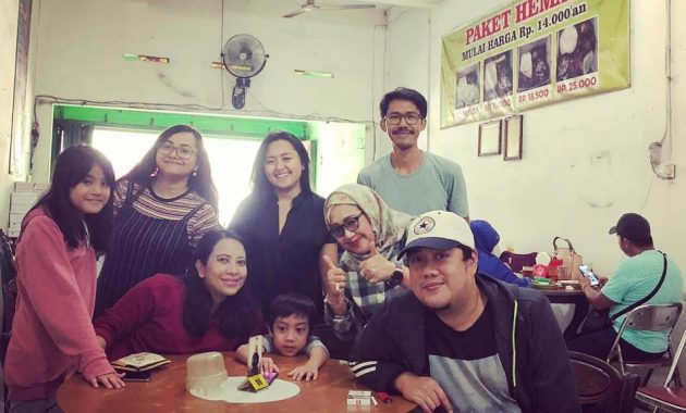 Ayam Bakar “Ojo Gelo” via Instagram.com @penihendrasmoro, 1. Sate Buntel Bu Bejo Nikmatnya Tiada Tara, 2. Mantapnya Tengkleng Klewer Bu Edi, 3. Timlo Sastro Mantapnya Legendaris, 4. Selat Mbak Lies yang Sehat dan Nikmat, 5. Manis dan Legit Serabi Notosuman, 6. Tahok Pak Citro yang Yummie Banget, 7. Sate Kere Yu Rebi, 8. Segarnya Es Dawet Telasih Bu Dermi, 9. Brambang Asem Yu Sum, 10. Gudeg Gudeg Margoyudan BU KASNO, 11. Bebek Goreng H Slamet, 12. Warung Gongso Pusat, 13. Rumah Makan Oh La Vita, 14. OW Omah Wedangan, 15. Rumah Makan Dapur Solo, 16. Mang Engking Solo, 17. Rumah Makan Nini Thowong, 18. Rumah Makan Adem Ayem, 19. Tiga Tjeret Cafe Solo, 20. Menu Sate Kambing Mbok Galak solo, 21. Nasi Liwet Bu Wongso Lemu Solo, 22. Galabo Solo, 23. Ayam Bakar “Ojo Gelo”, 24. Bakso Alex, 25. Warung Gmah Ripah, 26. Wedangan Bung Klithik, 27. Mom Milk, 28. EAternity, 29. Kawasan Taman Sriwedari, 30. Daegu Korean Grill, 31. Niagara Sushi, 32. Bale Padi Resto, 33. Diamond Cafe, 34. Seafood Pak Petruk, 35. Sate Buntel Tambak Segaran, 36. Pasar Malam Ngarsopuro, 37. Selat Viens Solo, 38. Soto Gading, 39. Sambel Tumpang Bu Kis, 40. Tahu Kupat Solihin, 41. Bakso Kadipolo, 42. Tahu Kupat Pak Gombloh