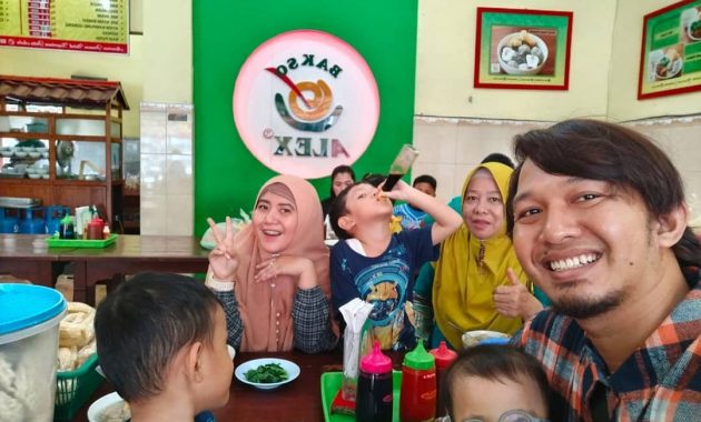 Bakso Alex via Instagramc.om @tyo.jawadwipa, 1. Sate Buntel Bu Bejo Nikmatnya Tiada Tara, 2. Mantapnya Tengkleng Klewer Bu Edi, 3. Timlo Sastro Mantapnya Legendaris, 4. Selat Mbak Lies yang Sehat dan Nikmat, 5. Manis dan Legit Serabi Notosuman, 6. Tahok Pak Citro yang Yummie Banget, 7. Sate Kere Yu Rebi, 8. Segarnya Es Dawet Telasih Bu Dermi, 9. Brambang Asem Yu Sum, 10. Gudeg Gudeg Margoyudan BU KASNO, 11. Bebek Goreng H Slamet, 12. Warung Gongso Pusat, 13. Rumah Makan Oh La Vita, 14. OW Omah Wedangan, 15. Rumah Makan Dapur Solo, 16. Mang Engking Solo, 17. Rumah Makan Nini Thowong, 18. Rumah Makan Adem Ayem, 19. Tiga Tjeret Cafe Solo, 20. Menu Sate Kambing Mbok Galak solo, 21. Nasi Liwet Bu Wongso Lemu Solo, 22. Galabo Solo, 23. Ayam Bakar “Ojo Gelo”, 24. Bakso Alex, 25. Warung Gmah Ripah, 26. Wedangan Bung Klithik, 27. Mom Milk, 28. EAternity, 29. Kawasan Taman Sriwedari, 30. Daegu Korean Grill, 31. Niagara Sushi, 32. Bale Padi Resto, 33. Diamond Cafe, 34. Seafood Pak Petruk, 35. Sate Buntel Tambak Segaran, 36. Pasar Malam Ngarsopuro, 37. Selat Viens Solo, 38. Soto Gading, 39. Sambel Tumpang Bu Kis, 40. Tahu Kupat Solihin, 41. Bakso Kadipolo, 42. Tahu Kupat Pak Gombloh
