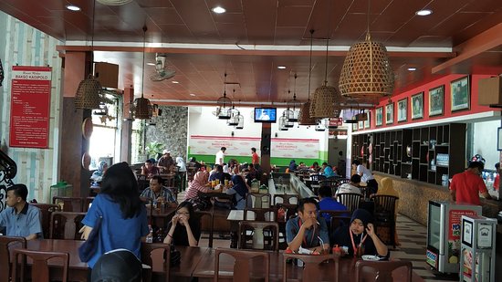 Bakso Kadipolo via Surakartagoid, 1. Sate Buntel Bu Bejo Nikmatnya Tiada Tara, 2. Mantapnya Tengkleng Klewer Bu Edi, 3. Timlo Sastro Mantapnya Legendaris, 4. Selat Mbak Lies yang Sehat dan Nikmat, 5. Manis dan Legit Serabi Notosuman, 6. Tahok Pak Citro yang Yummie Banget, 7. Sate Kere Yu Rebi, 8. Segarnya Es Dawet Telasih Bu Dermi, 9. Brambang Asem Yu Sum, 10. Gudeg Gudeg Margoyudan BU KASNO, 11. Bebek Goreng H Slamet, 12. Warung Gongso Pusat, 13. Rumah Makan Oh La Vita, 14. OW Omah Wedangan, 15. Rumah Makan Dapur Solo, 16. Mang Engking Solo, 17. Rumah Makan Nini Thowong, 18. Rumah Makan Adem Ayem, 19. Tiga Tjeret Cafe Solo, 20. Menu Sate Kambing Mbok Galak solo, 21. Nasi Liwet Bu Wongso Lemu Solo, 22. Galabo Solo, 23. Ayam Bakar “Ojo Gelo”, 24. Bakso Alex, 25. Warung Gmah Ripah, 26. Wedangan Bung Klithik, 27. Mom Milk, 28. EAternity, 29. Kawasan Taman Sriwedari, 30. Daegu Korean Grill, 31. Niagara Sushi, 32. Bale Padi Resto, 33. Diamond Cafe, 34. Seafood Pak Petruk, 35. Sate Buntel Tambak Segaran, 36. Pasar Malam Ngarsopuro, 37. Selat Viens Solo, 38. Soto Gading, 39. Sambel Tumpang Bu Kis, 40. Tahu Kupat Solihin, 41. Bakso Kadipolo, 42. Tahu Kupat Pak Gombloh