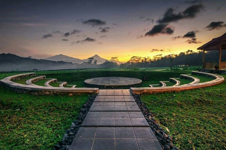 Balkondes Ngadiharjo via Instagram.com @rosyadi_rizal_, 1. Candi Borobudur, 2. Rafting di Sungai Progo Atas, 3. Alun-alun Kota Magelang, 4. Air Terjun Kedung Kayang, 5. Taman Kyai Langgeng, 6. Ketep Pass, 7. Air Terjun Sekar Langit, 8. Rumah Kamera, 9. Candi Mendut, 10. Candi Pawon, 11. Gunung Andong, 12. Candi Selogriyo, 13. Gunung Tidar, 14. Curug Grenjengan Kembar, 15. Punthuk Setumbu, 16. Trekking Gunung Merbabu, 17. Curug Silawe, 18. Pemandian Air Hangat Candi Umbul, 19. Taman Badaan, 20. Museum Sudirman, 21. Pinusan Kragilan Magelang, 22. Candi Canggal, 23. Candi Ngawen, 24. Candi Lumbung, 25. Pemandian Kali Bening, 26. Air Terjun Kedung Kayangan, 27. Gardu Pandang Babadan, 28. Arung Jeram Kali Elo, 29. Telaga Bleder, 30. Gardu Pandang Bukit Barede, 31. Gardu Pandang Dlimas, 32. Gardu Pandang Mangli, 33. Sukmojoyo Hill, 34. Hutan Pinus Grenden, 35. Gereja Ayam di Dusun Gombong, 36. Punthuk Setumbu, 37. Kedung Sembrani, 38. Gunung Telomoyo, 39. Silancur Highland, 40. Bukit Grenden, 41. Curug Sigetik, 42. Puntuk Mangir Gunung Payung, 43. Bukit Rhema, 44. Hutan Pinus Wisata Mangli, 45. Jurang Jero, 46. OHD Museum, 47. Gunung Giyanti, 48. Curug Watu Ploso, 49. Klenteng Liong Hok Bio, 50. Curug Gleyor, 51. Punthuk Mongkrong, 52. Bukit Sleker, 53. Curug Lawang Kori, 54. Bukit kertojoyo, 55. Taman Ramadanu, 56. Puncak Seoloyo, 57. Taman Wisata Kopeng, 58. Bukit Gancik Selo Boyolali, 59. Gunung Sumbing, 60. Punthuk Kendil, 61. Bukit Harapan Cuntel, 62. Kebun Durian Candimulyo, 63. Jembatan Gantung Mangunsuko, 64. Air Terjun Goa Slandak, 65. Air Terjun Sumuran, 67. Museum Kapal Samudraraksa, 68. Karesidenan Kedu, 69. New Selo, 70. Taman Dewari, 71. Desa Wisata Candirejo, 72. Svargabumi Borobudur, 73. Awang-awang Telomoyo, 74. Ladon Little Island, 75. Candi Retno, 76. Wisata Petik Salak Gapoktan Ngudi Luhur, 77. Pesona Cempurung, 78. Gardu Pandang Cepogo, 79. Taman Garempong Bringin Kulon, 80. Sendang Mudal, 81. Curug Dlimas, 82. Museum Diponegoro, 83. Curug Sikencling, 84. Sendang Maren, 85. Citraelo Rafting, 86. Desa Wisata Ngawen, 87. Wisata Kulon Ndeso, 88. Taman Bunga Matahari, 89. Taman Hanya Untukmu, 90. Junkyard Autopark & Cafe, 91. Balkondes Ngadiharjo, 92. Banyuroto, 93. Bukit Dagi, 94. Jembatan Gantung Srowol, 95. Candi Asu, 96. Persawahan Permitan, 97. Bakorwil II Magelang, 98. Kebun Bibit Senopati
