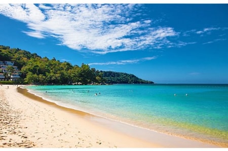 Berjalan di Pasir Emas Pantai Kata