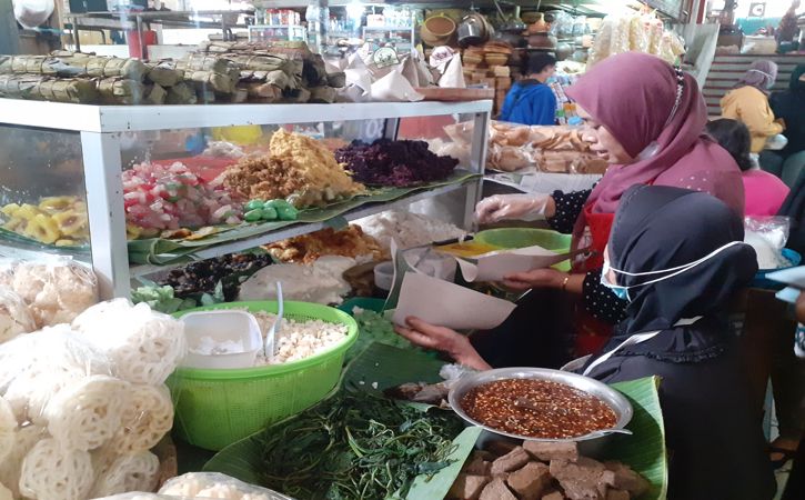 Brambang Asem Yu Sum via Solopos, 1. Sate Buntel Bu Bejo Nikmatnya Tiada Tara, 2. Mantapnya Tengkleng Klewer Bu Edi, 3. Timlo Sastro Mantapnya Legendaris, 4. Selat Mbak Lies yang Sehat dan Nikmat, 5. Manis dan Legit Serabi Notosuman, 6. Tahok Pak Citro yang Yummie Banget, 7. Sate Kere Yu Rebi, 8. Segarnya Es Dawet Telasih Bu Dermi, 9. Brambang Asem Yu Sum, 10. Gudeg Gudeg Margoyudan BU KASNO, 11. Bebek Goreng H Slamet, 12. Warung Gongso Pusat, 13. Rumah Makan Oh La Vita, 14. OW Omah Wedangan, 15. Rumah Makan Dapur Solo, 16. Mang Engking Solo, 17. Rumah Makan Nini Thowong, 18. Rumah Makan Adem Ayem, 19. Tiga Tjeret Cafe Solo, 20. Menu Sate Kambing Mbok Galak solo, 21. Nasi Liwet Bu Wongso Lemu Solo, 22. Galabo Solo, 23. Ayam Bakar “Ojo Gelo”, 24. Bakso Alex, 25. Warung Gmah Ripah, 26. Wedangan Bung Klithik, 27. Mom Milk, 28. EAternity, 29. Kawasan Taman Sriwedari, 30. Daegu Korean Grill, 31. Niagara Sushi, 32. Bale Padi Resto, 33. Diamond Cafe, 34. Seafood Pak Petruk, 35. Sate Buntel Tambak Segaran, 36. Pasar Malam Ngarsopuro, 37. Selat Viens Solo, 38. Soto Gading, 39. Sambel Tumpang Bu Kis, 40. Tahu Kupat Solihin, 41. Bakso Kadipolo, 42. Tahu Kupat Pak Gombloh