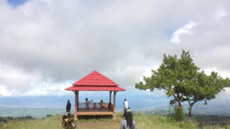 Bukit Muntea via Tribunnews, 1. Pantai Seruni, 2. Pantai Marina, 3. Bukit Rumbia, 4. Gunung Daulu, 5. Agrowisata Loka, 6. Air Terjun Bissappu, 7. Air Terjun Eremerasa, 8. Air Terjun Mattep, 9. Air Terjun Bossola, 10. Air Terjun Simoko, 11. Agrowisata Uluere, 12. Air Terjun Cekala, 13. Mini Showfarm Bantaeng, 14. Bukit Muntea, 15. Jembatan Bonto Salluang, 16. Balla Lompoa Bantaeng, 17. Air Terjun Baruttung, 18. Puncak Gunung Loka, 19. Pemandian Borong Lompoa, 20. Wisata Latar Hijau, 21. Air Terjun Bialo, 22. Wisata Hutan Pinus Rombeng